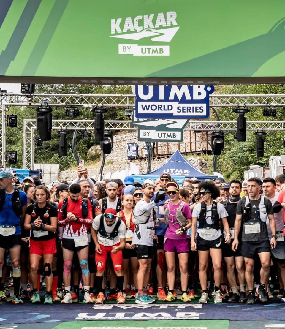 山地超级马, 的支持下举